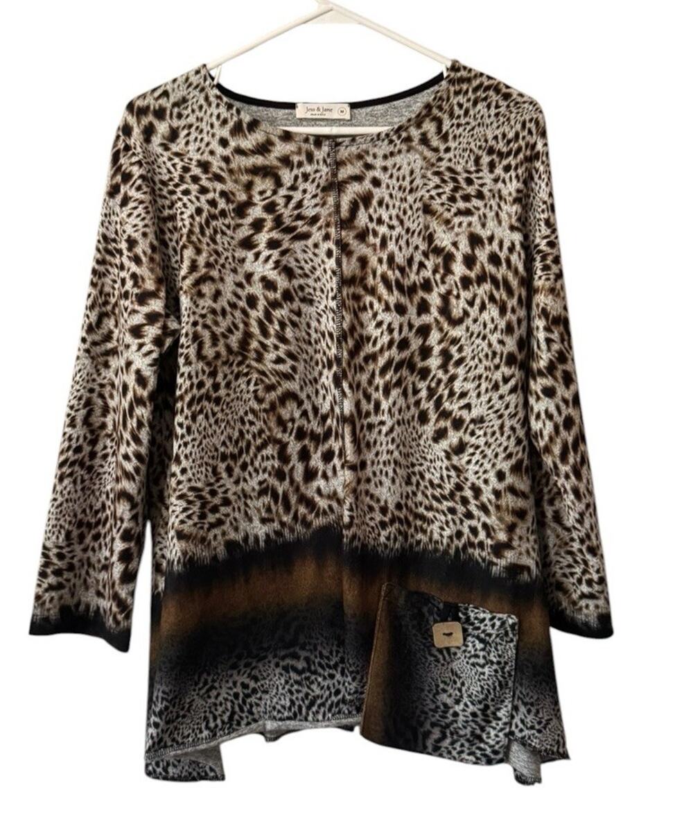 Jess & Jane Women Size Medium Animal Print Blouse 3/4 Sleeve Button Stretch USA